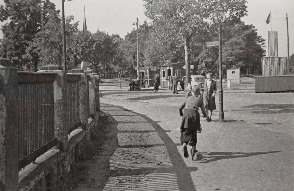 Kontrollstelle Zeuthener Straße Nahe Godbersenstraße zwischen Eichwalde und Schmöckwitz um 1952/53. Foto von Klaus Siemsen mit freundlicher Erlaubnis vom Heimatarchiv der Gemeinde Eichwalde