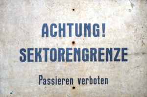 Schild Achtung Sektorengrenze (Foto: Heimatarchiv der Gemeinde Eichwalde)